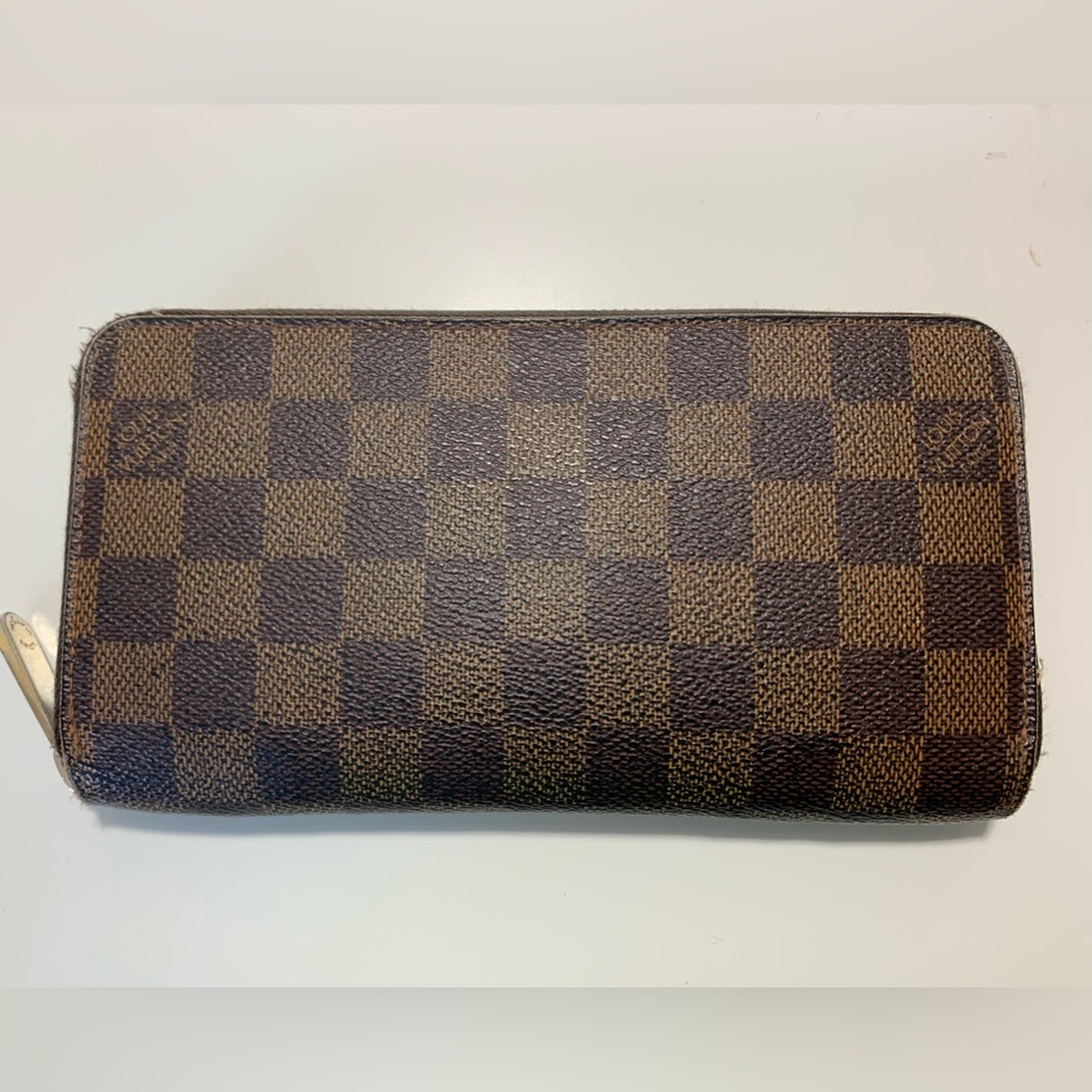 *Authentic* Louis Vuitton Zippy Wallet